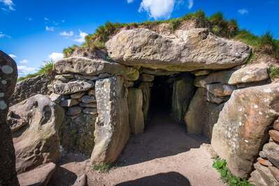WestKennetLongBarrowinWiltshire.jpg